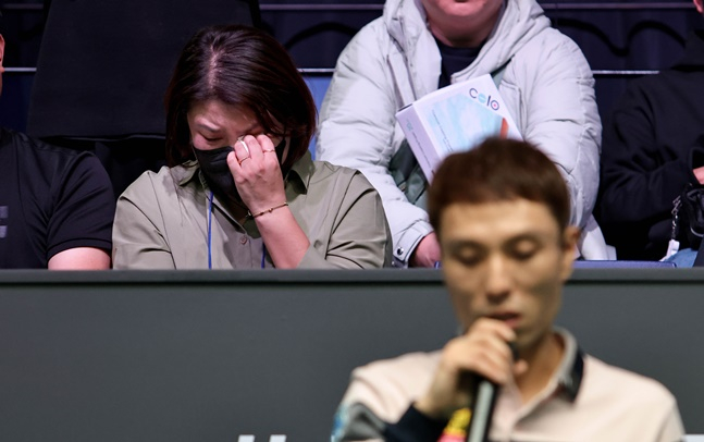 소감을 밝히는 최원준(오른쪽)과 눈시울을 붉히는 아내 이지숙씨. /사진=PBA 투어