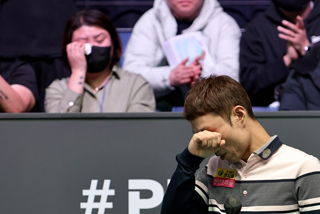 우승 소감을 밝히며 눈물 짓는 최원준(오른쪽)과 그의 아내 이지숙씨. /사진=PBA 투어