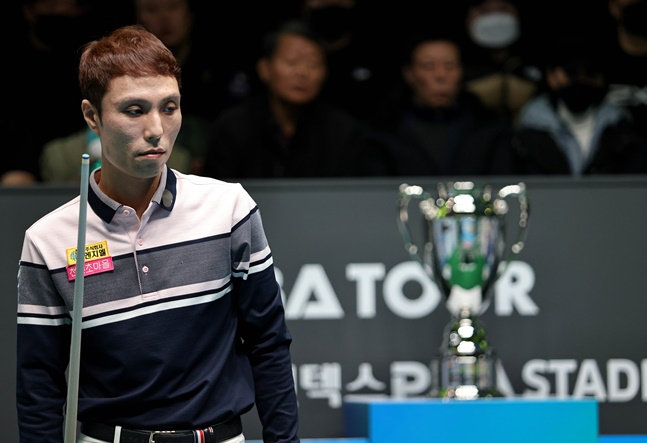 샷을 구상하는 최원준. /사진=PBA 투어