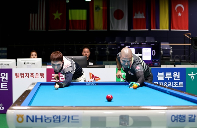 결승전을 앞두고 뱅킹을 하는 최원준(왼쪽)과 위마즈. /사진=PBA 투어