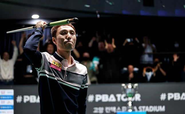 챔피언샷을 성공시킨 뒤 기뻐하는 최원준. /사진=PBA 투어
