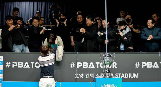 우승 후 최원준(아래)이 아내와 포옹을 하고 있다. /사진=PBA 투어