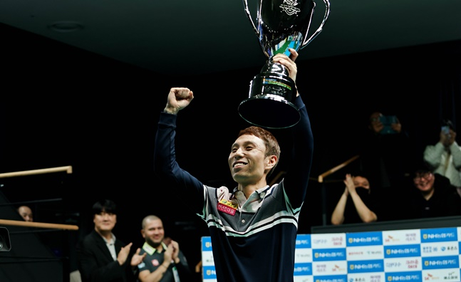 우승 트로피를 들어올리는 최원준. /사진=PBA 투어