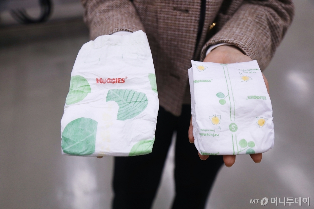 일반 신생아용 기저귀(왼쪽)와 이른둥이용 기저귀(오른쪽)./사진=김성진 기자.