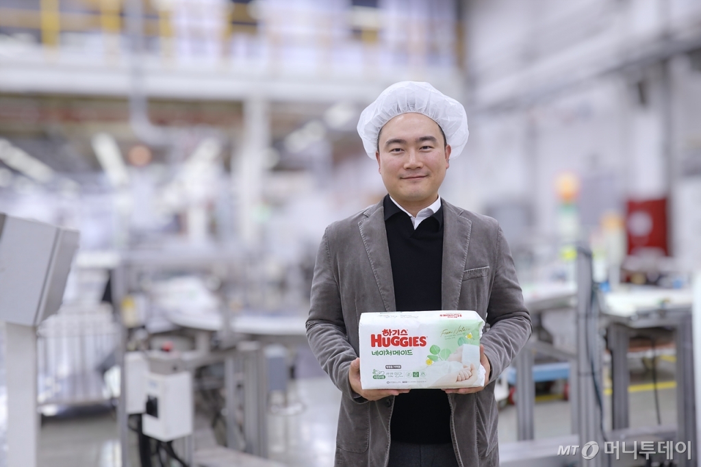 2017년 이른둥이를 낳고, 지금은 이른둥이용 기저귀를 비롯해 기저기와 팬티 제품 마케팅을 맡는 류진호 유한킴벌리 팀장./사진=김성진 기자.