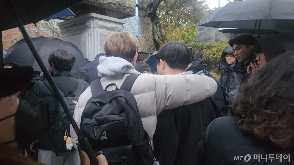 2024학년도 대학수학능력시험(수능)이 치러진 16일 오후 5시쯤. 서울 양천구 신정동 양천고등학교에서 수능을 치른 학생들이 어깨동무를 하고 덕담을 주고받으며 시험장을 빠져나가는 모습./사진=이병권 기자