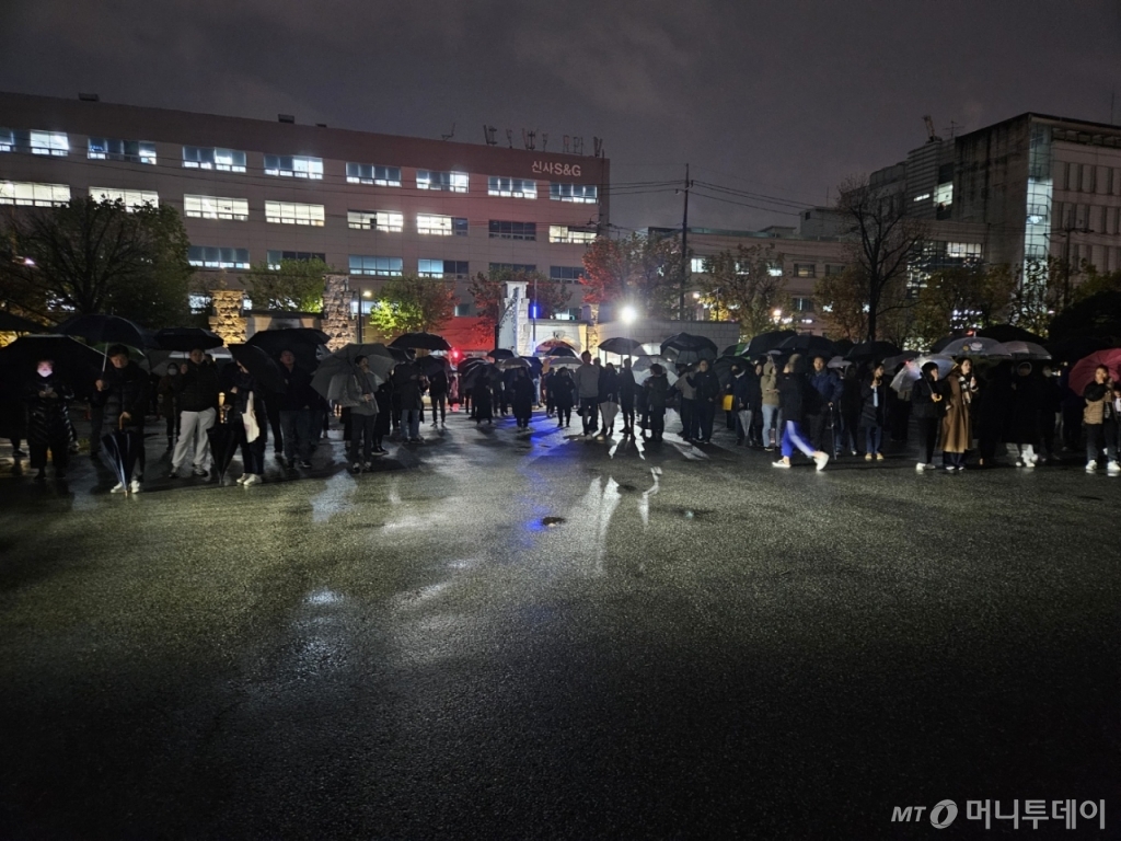 16일 오후 5시 58분 서울 강남구 대치동 휘문고등학교에서 정문이 열리자 대학수학능력시험을 마치고 나오는 학생들을 맞이하기 위해 학부모들이 하나둘씩 들어오고 있는 모습./사진=박상혁 기자 