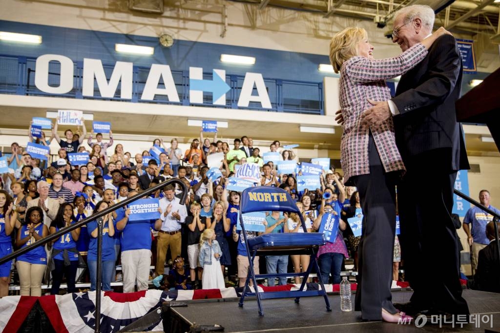 미국 민주당 대선 후보 힐러리 클린턴 전 국무장관이 1일(현지시간) 네브래스카주 오마하에서 억만장자 투자자 워런 버핏 버크셔해서웨이 회장과 함께 선거 유세를 진행했다. /오마하(미국)=AP 뉴시스 /사진=AP 뉴시스