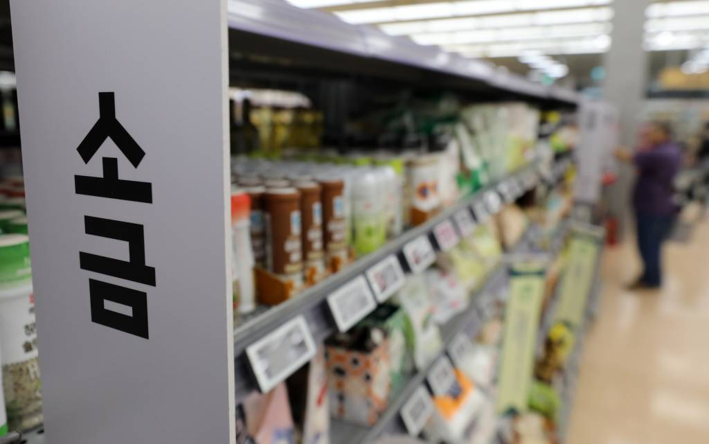 [서울=뉴시스] 김명년 기자 = 12일 오후 서울시내 한 대형마트 소금 매대 모습. 2023.10.12.