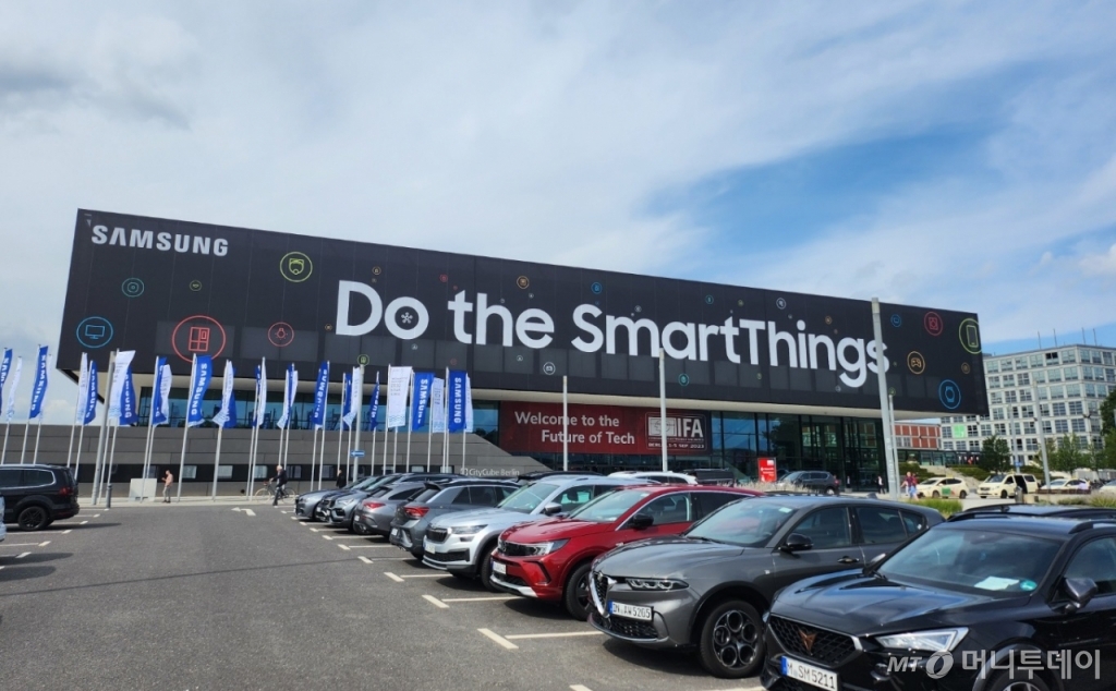지난 9월 독일 베를린에서 열린 전자 전시회 'IFA 2023'에 마련된 삼성전자 전시관 외부 모습. 전시회에 참가한 기업 중에서 최대 규모다. / 사진 = 오진영 기자