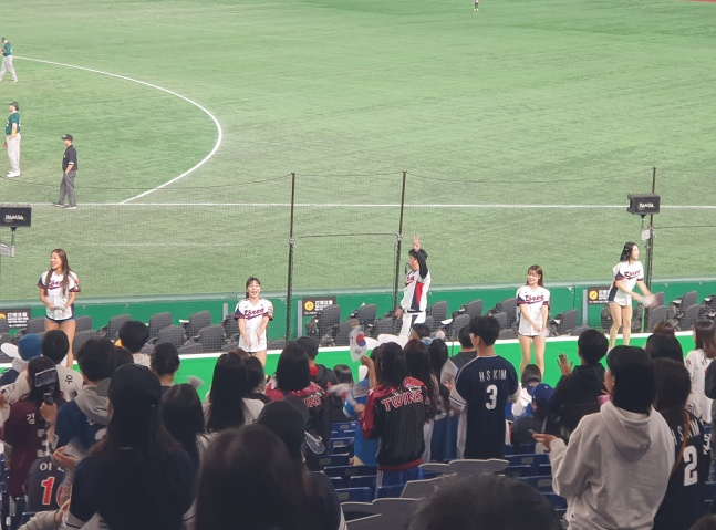 한국 응원단이 16일 일본 도쿄돔에서 열린 2023 APBC 호주전에서 대표팀을 응원하고 있다. 박민수 응원단장(가운데)이 음량이 작은 음악소리에도 호루라기를 불며 육성응원을 하고 있다.