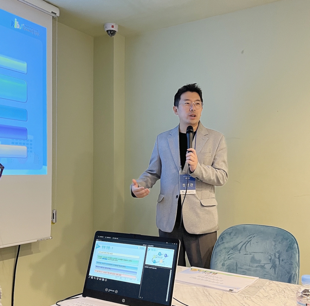 정성관 우리아이들재단 이사장(소아청소년과 전문의)이 소아청소년 의료 전달 체계에서 전문병원의 역할에 대해 설명하고 있다./사진=우리아이들의료재단