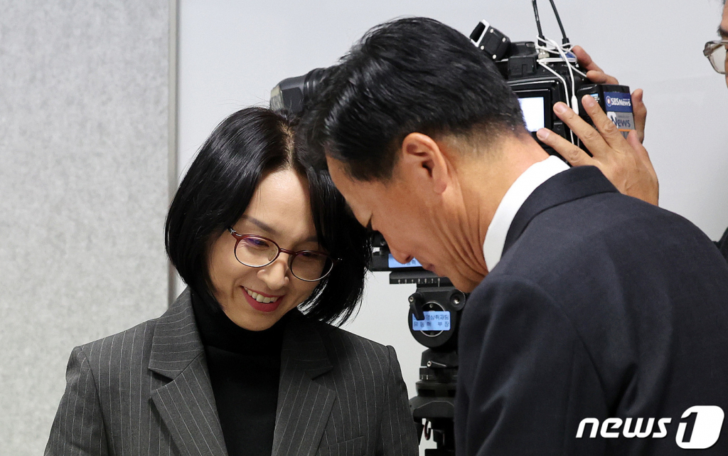 (서울=뉴스1) 박지혜 기자 = 개편된 2기 의협 의료현안협의체 협상단장인 양동호 광주광역시의사회 대의원회의장과 정경실 보건복지부 보건의료정책관이 15일 오후 서울 중구 서울시티타워에서 열린 제17차 의료현안협의체 회의에 앞서 인사를 나누고 있다.   이날 정부는 의과대학 증원 수요조사 결과를 앞두고 2주 만에 의료계와 논의를 재개했다. 2023.11.15/뉴스1  Copyright © 뉴스1. All rights reserved. 무단 전재 및 재배포,  AI학습 이용 금지.