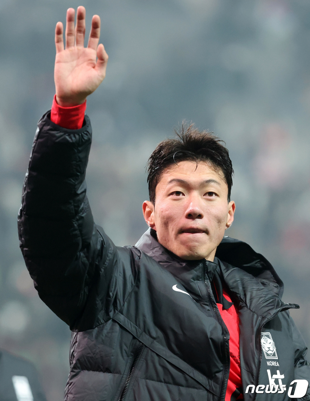 (서울=뉴스1) 김성진 기자 = 대한민국 축구대표팀 황의조가 16일 서울 마포구 서울월드컵경기장에서 열린 2026 FIFA 북중미 월드컵 아시아 지역 2차 예선 C조 조별리그 대한민국과 싱가포르의 경기에서 5-0으로 승리한 후 관중석을 향해 인사하고 있다. 2023.11.16/뉴스1 Copyright © 뉴스1. All rights reserved. 무단 전재 및 재배포, AI학습 이용 금지.
