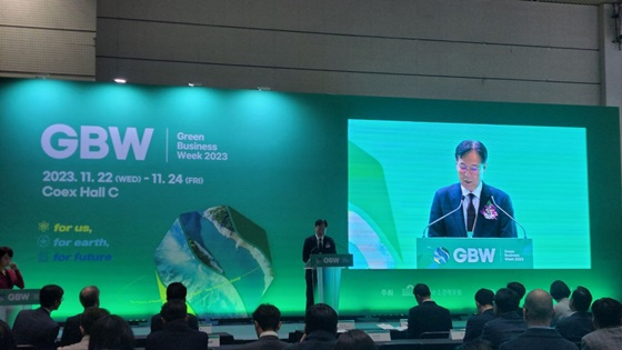 이관섭 국정기획수석이  22일 서울 강남구 삼성동 코엑스에서 열린 머니투데이 그린비즈니스위크(GBW) 개막식에서 윤석열 대통령의 축사를 대독중이다/사진=머니투데이