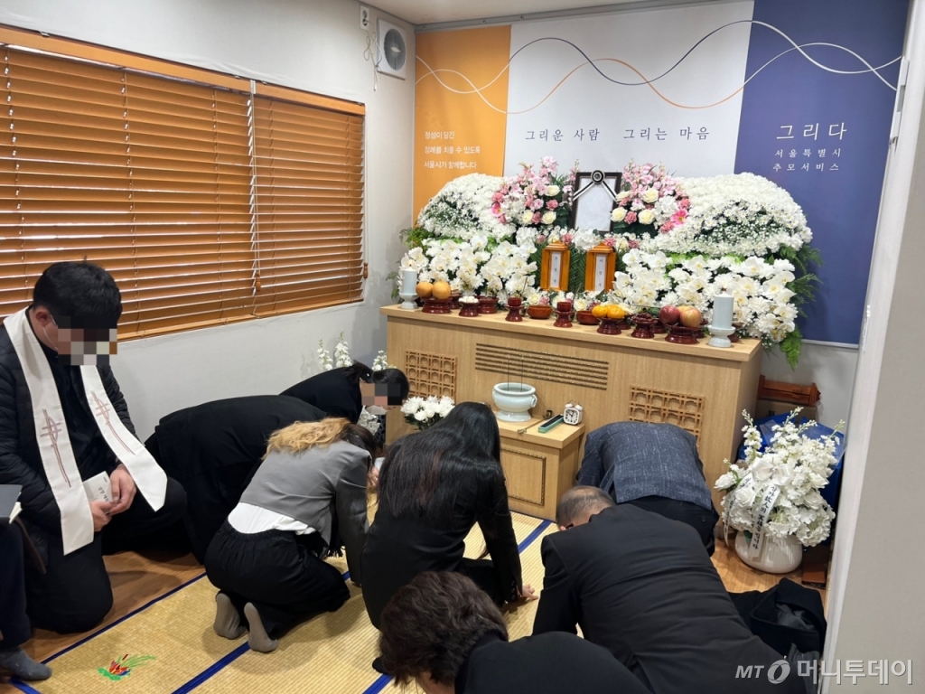 그리다 빈소에서 고인이 된 무연고자를 위한 장례절차를 진행하는 모습./사진=민수정 기자