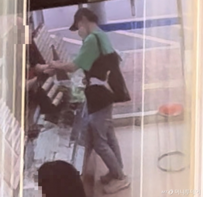 지난 1일 오전 10시쯤 종로구의 한 금은방에서 남성 A씨가 타인의 신용카드로 150여만원 상당 금팔찌를 구매했다. /사진=양윤우 기자 