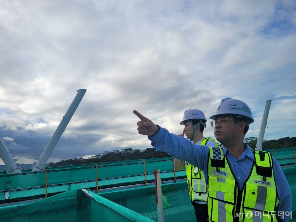 이수복 현대건설 파나마3호선 사업지원1팀장(오른쪽)이 파나마 메트로 3호선 공사현황을 설명하고 있다.