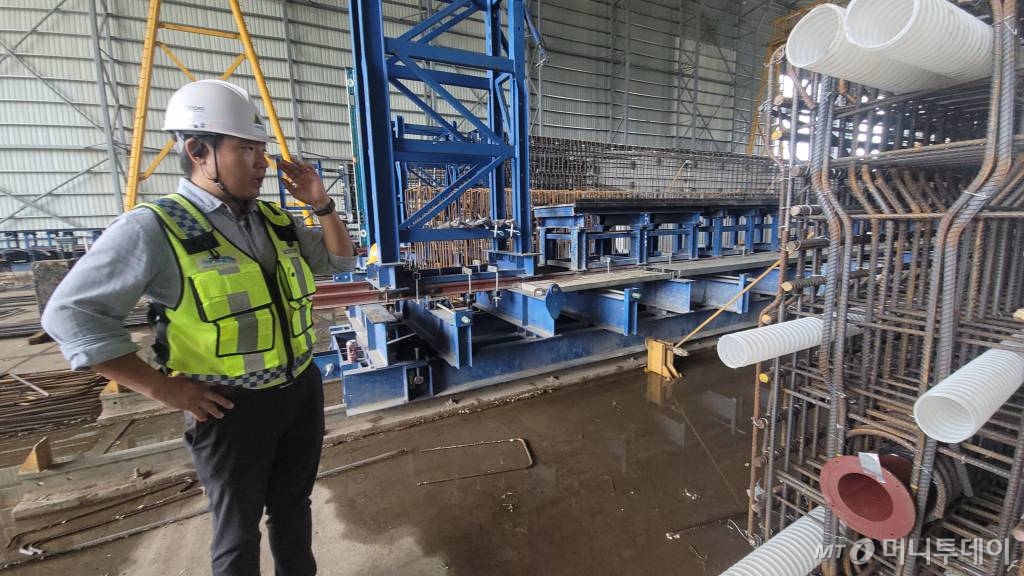 장태중 현대건설 파트장은 "휘어지는 곡선구간이 많아 정교함이 요구된다"며 "(구간 모양에 따라) 궤도(빔)도 휘게 만들고 원심력을 잡아 움직이는 방향에 따라 각도를 계산해 제작한다"고 설명했다.