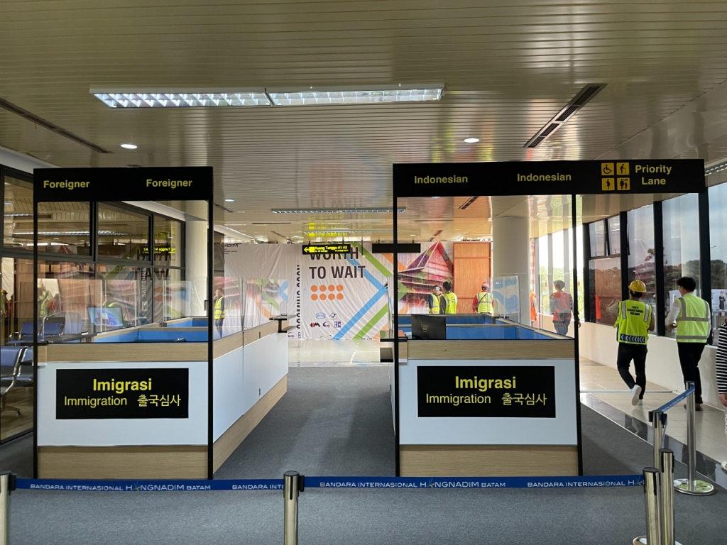 인도네시아 바탐 항나딤 공항 여객터미널 출국심사 게이트 모습. /사진=이민하 기자