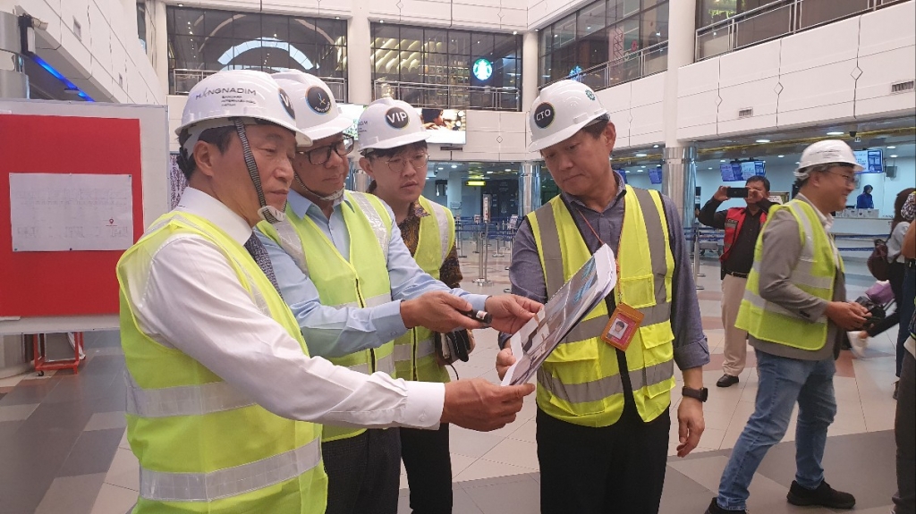 22일 인도네시아 바탐 항나딤 공항을 방문한 이학재 인천국제공항공사 사장(왼쪽)이 삐끄리 일함 쿠르니안시아 바탐공항운영사 대표(왼쪽 두 번째)한테 리모델링 추진 상황 설명을 듣고 있다. /사진제공=이민하 기자