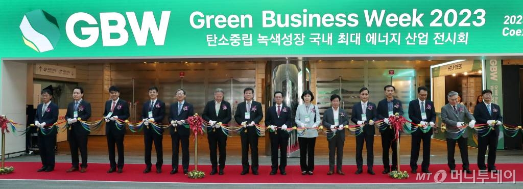 임상혁 포스코 상무(왼쪽부터), 조율래 한국과학창의재단 이사장, 이영규 현대차 부사장, 송기용 머니투데이 전무, 문재도 수소융합얼라이언스 회장, 스벤 올링 주한 덴마크 대사, 국회수소경제포럼 공동대표 전해철 더불어민주당 의원, 이종배 국민의힘 의원, 양정숙 무소속 의원, 김성권 씨에스 윈드 회장, 손영창 한화파워시스템 대표, 이만섭 효성중공업 전무, 장광필 HD현대 전무, 정범진 한국원자력학회장, 이동기 코엑스 사장이 22일 서울 강남구 코엑스에서 열린 '그린비즈니스위크 2023' 개막식 테이프 커팅에 앞서 기념촬영을 하고 있다. /사진=김휘선