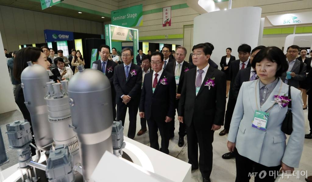 22일 서울 강남구 코엑스에서 열린 국회수소경제포럼이 주최하고 머니투데이와 코엑스(COEX)가 공동 주관하는 '그린비즈니스위크 2023(GBW 2023)'에서 국회수소경제포럼 공동대표 이종배 국민의힘, 전해철 더불어민주당 의원, 정범진 한국원자력학회 회장, 문재도 수소융합 얼라이언스 회장, 김성권 씨에스윈드 대표이사 회장, 이동기 코엑스 대표이사 사장, 조율래 한국과학창의재단 이사장 및 주요 내빈들이 한화 부스를 둘러보고 있다. /사진=김휘선