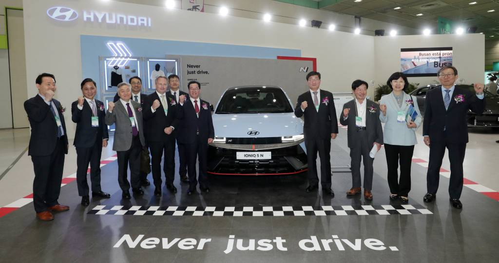 조율래 한국과학창의재단 이사장(왼쪽부터), 손영창 한화파워시스템 대표, 정범진 한국원자력학회장, 장광필 HD현대 전무, 스벤 올링 주한 덴마크 대사, 송기용 머니투데이 전무, 국회수소경제포럼 공동대표 이종배 국민의힘 의원, 전해철 더불어민주당 의원, 김성권 씨에스 윈드 회장, 양정숙 무소속 의원, 문재도 수소융합얼라이언스 회장이 22일 서울 강남구 코엑스에서 열린 '그린비즈니스위크 2023'에서 현대차 아이오닉 5 N과 함께 기념촬영을 하고 있다. /사진=김휘선