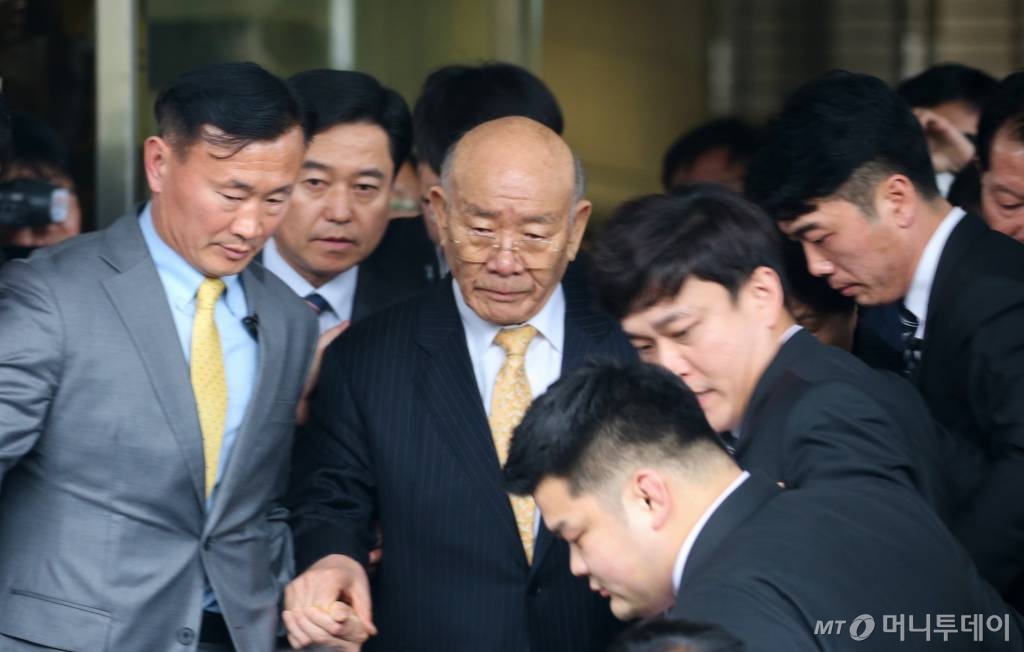 고(故) 조비오 신부 사자명예훼손 혐의를 받고 있는 전두환씨가 재판을 받은 후  광주 동구 광주지방법원에서 나가고 있다  .  프리랜서 장정필 /사진=광주=홍봉진 기자