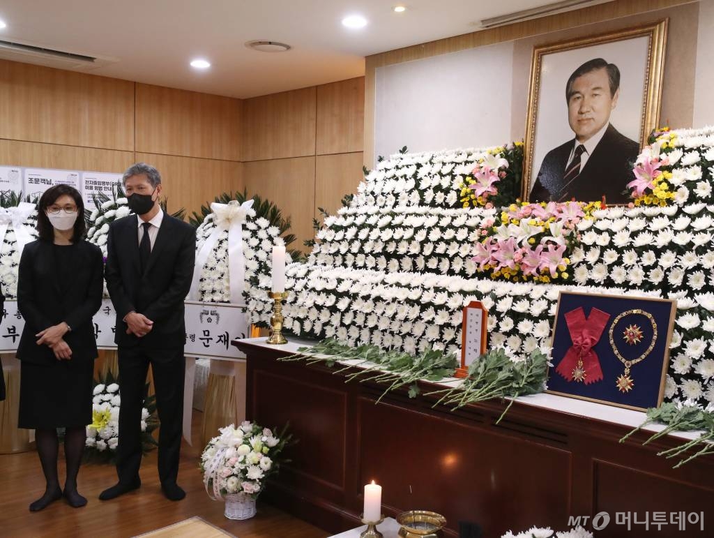 13대 대통령을 지낸 노태우씨 빈소가 차려진 27일 서울대병원 장례식장에서 딸 노소영 아트센터 나비 관장과 아들 노재헌 동아시아문화센터 이사장이 조문객을 맞이하고 있다. /사진공동취재단 /사진=이기범 기자 leekb@