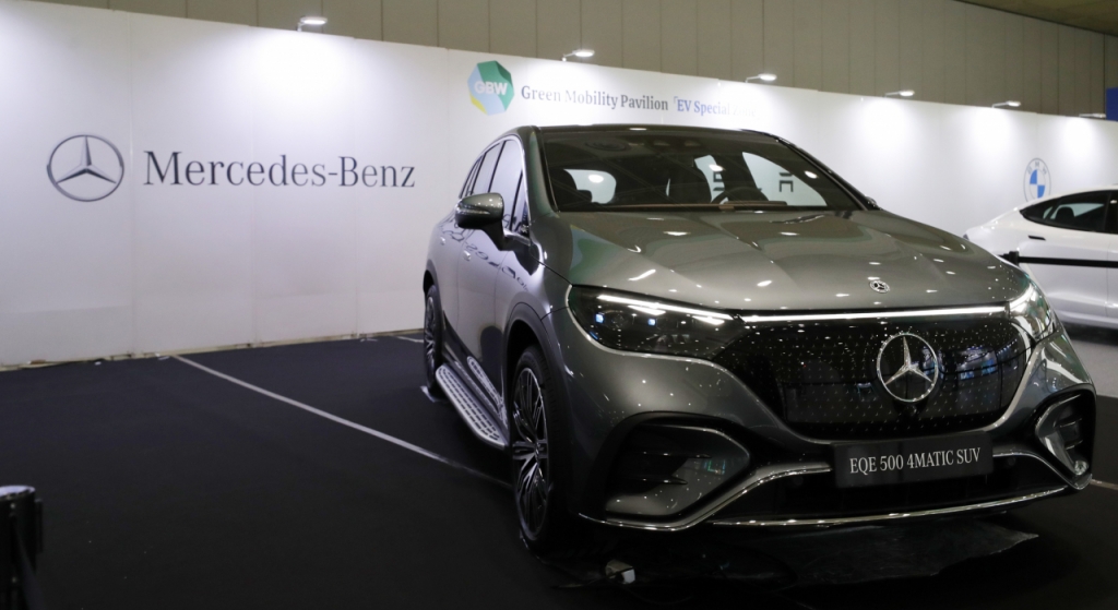 22일 서울 코엑스에서 개최된 '그린비즈니스 위크 2023'에 전시된 메르세데스-벤츠 더 뉴 EQE SUV 500 4MATIC SUV. /사진=김휘선 기자.