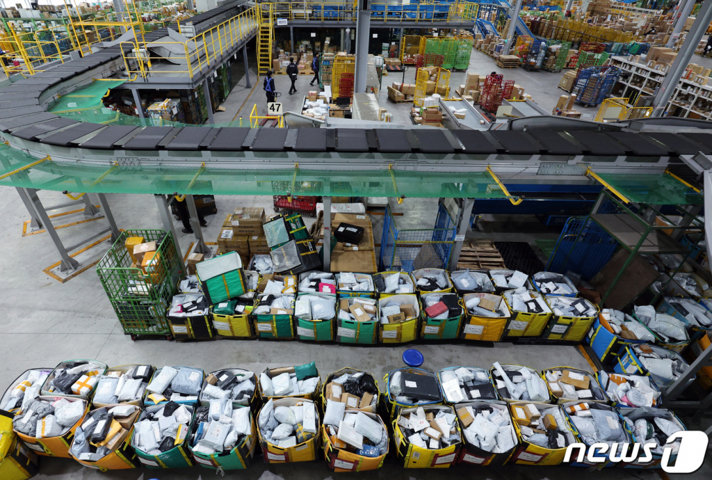 (인천=뉴스1) 박정호 기자 = 22일 오전 인천시 중구 인천공항부세관 특송물류센터에 직구 물품이 쌓여 있다. 블랙프라이데이는 매년 11월 넷째주 금요일에 미국 유통사와 패션·가전업체들이 온·오프라인상에서 진행하는 대규모 할인행사로, 국내 유통 업계와 가전·가구 업계도 자사몰과 오프라인 판매점을 활용해 자체 할인 행사를 블랙프라이데이 기간과 겹쳐 진행하는 등 연말을 맞아 소비 촉진에 나서고 있다. 한편 관세청은 미국의 대규모 할인 행사인 블랙프라이데이(11.24)를 맞아 급증하는 해외직구 물량에 편승해 위해성분을 함유한 식품이 국내로 반입되는 것을 차단하기 위해 2주간 특송화물과 국제우편으로 수입되는 해외직구 식품에 대한 안전성 집중검사를 시행한다. 2023.11.22/뉴스1 Copyright © 뉴스1. All rights reserved. 무단 전재 및 재배포, AI학습 이용 금지.
