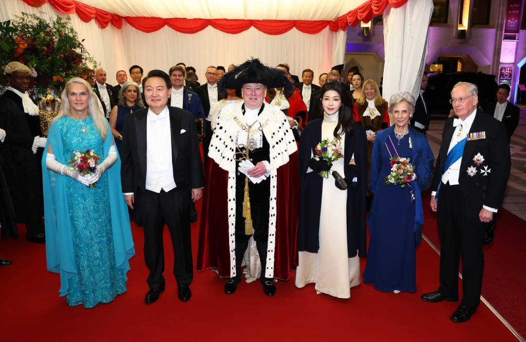 [런던=뉴시스] 전신 기자 = 영국을 국빈 방문 중인 윤석열(왼쪽 두번째) 대통령과 김건희(왼쪽 네번째) 여사가 22일(현지시간) 런던 길드홀에서 열린 런던금융특구 시장 주최 만찬에서 마이클 마이넬리(가운데) 시장, 글로스터 공작 부부(오른쪽) 등과 기념촬영 하고 있다. 2023.11.23.