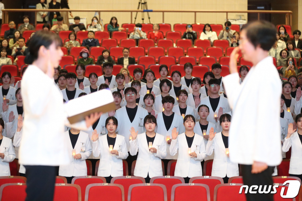 (수원=뉴스1) 김영운 기자 = 15일 오후 경기 수원시 영통구 아주대학교에서 열린 제25회 나이팅게일 선서식에서 내년 임상실습을 앞둔 간호대학 2학년 학생들이 촛불의식을 하고 있다. 2023.11.15/뉴스1  Copyright © 뉴스1. All rights reserved. 무단 전재 및 재배포,  AI학습 이용 금지.
