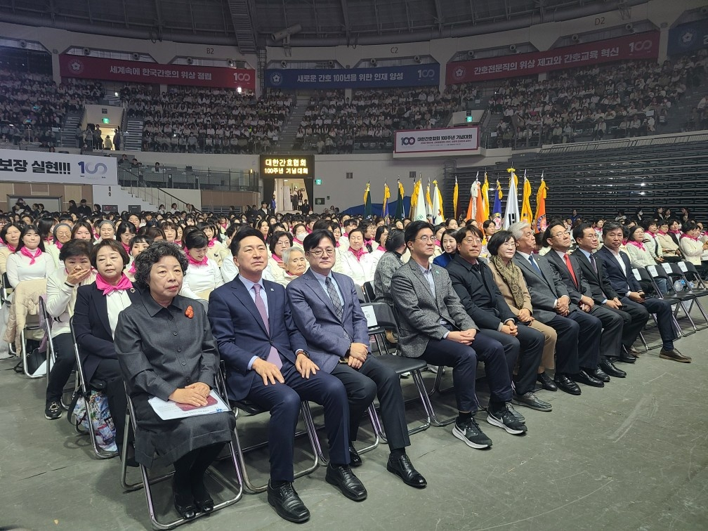 대한간호협회가 23일 서울 장충체육관에서 진행한 창립 100주년 기념대회에는 김기현 국민의힘 대표(사진 앞줄 왼쪽에서 두 번쨰), 홍익표 더불어민주당 원내대표(왼쪽에서 세 번째) 등 여야 국회의원 40여명이 참석했다. 더불어민주당은 전날 간호법 제정안을 재발의했다./사진=박정렬 기자