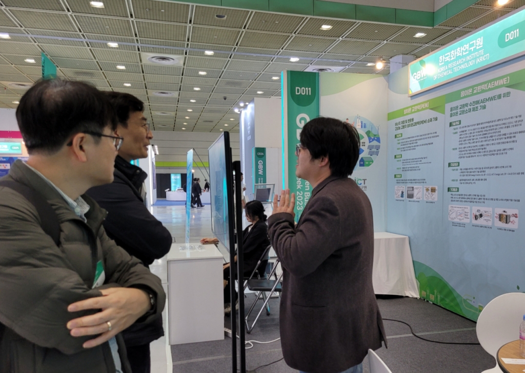 장정규 한국화학연구원 선임연구원이 23일 서울 강남구 코엑스에서 국회 수소경제포럼이 주최하고 머니투데이·코엑스가 공동 주관한 '그린비즈니스위크(GBW) 2023'에서 산업체 관계자들과 질의응답하고 있다. / 사진=김인한 기자