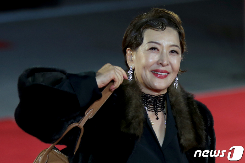 (강릉=뉴스1) 서근영 기자 = '제1회 강릉국제영화제' 개막날인 8일 강원도 강릉시 강릉아트센터에서 열린 개막식 레드카펫 행사에 참석한 배우 윤석화가 관객과 인사하고 있다. 2019.11.8/뉴스1   