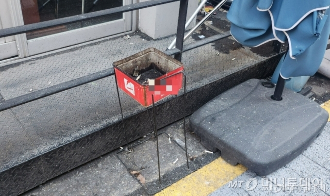 가게 자체적으로 마련한 간이 재떨이.일대를 살펴보니 10곳 중 1곳 정도만이 간이 재떨이를 마련해둔 것을 볼 수 있었다. /사진=이병권 기자