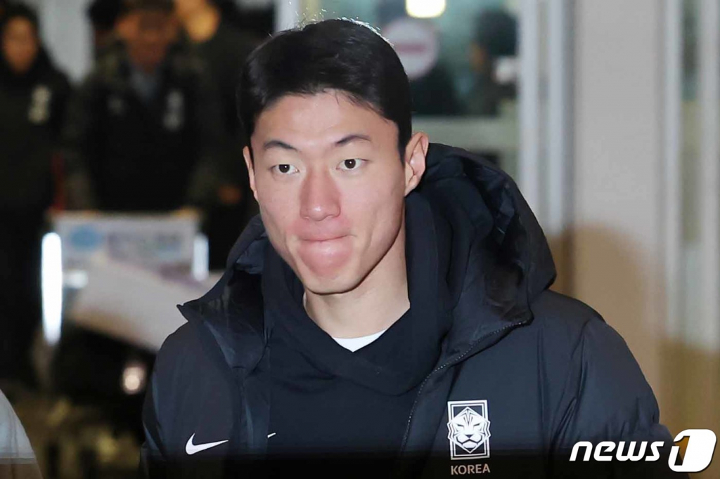 (인천공항=뉴스1) 민경석 기자 = 대한민국 축구 국가대표팀 황의조가 19일 오전 2026 FIFA 북중미 월드컵 아시아 지역 2차 예선 C조 조별리그 2차전 중국과의 경기를 치르기 위해 인천국제공항을 통해 출국하고 있다. 2023.11.19/뉴스1 Copyright © 뉴스1. All rights reserved. 무단 전재 및 재배포, AI학습 이용 금지.