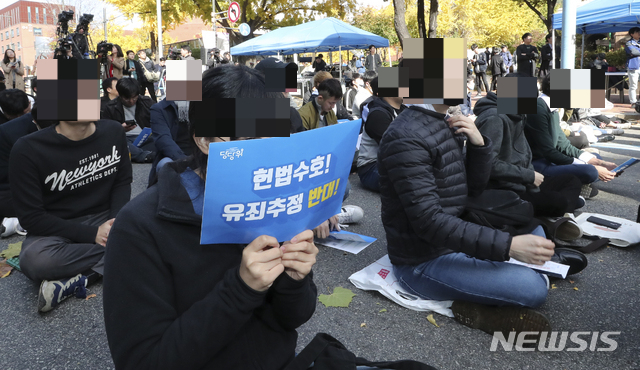 인터넷 카페 '당신의 가족과 당신의 삶을 지키기 위하여'(당당위) 회원들이 2018년 10월 27일 오후 서울 종로구 혜화역 인근에서 '부산지법 동부지원의 곰탕집 성추행 유죄 판결 비판 집회'를 하고 있다. /사진=뉴시스