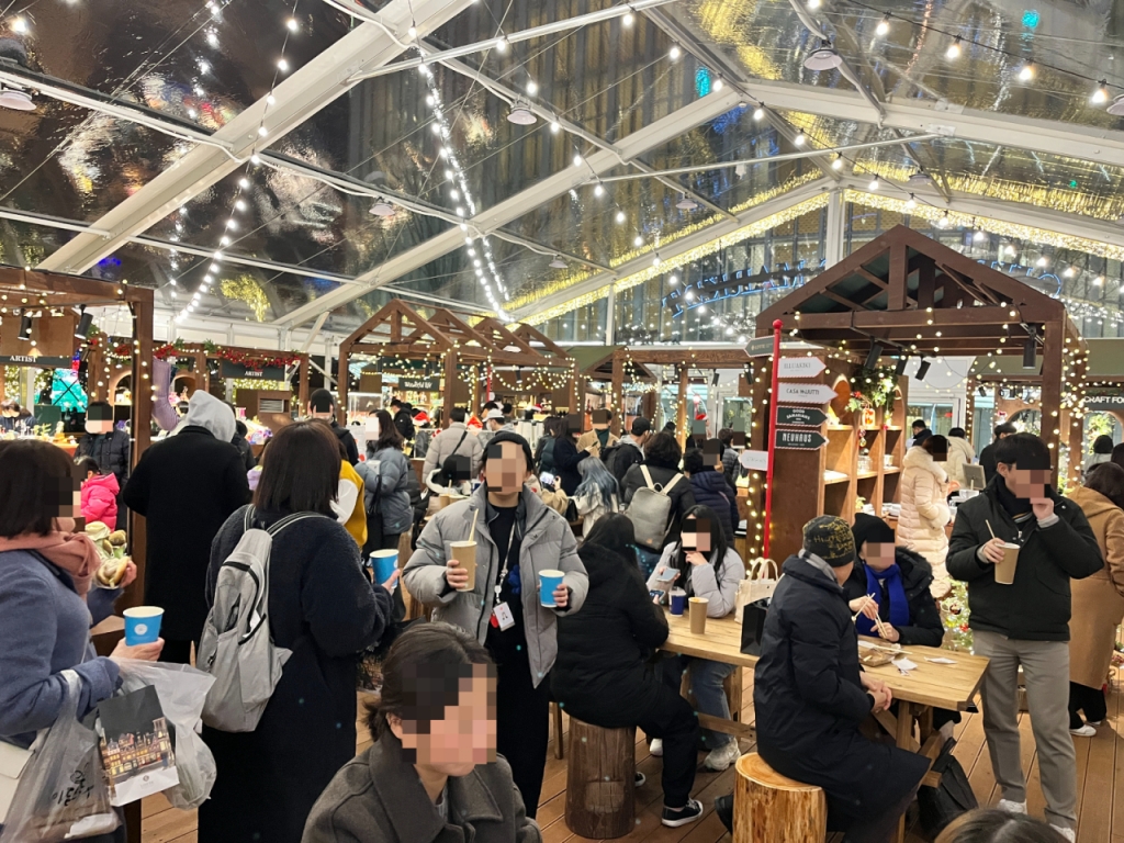 크리스마스 마켓 내에선 내외부에서 구매한 식음료를 먹을 수 있는 공간이 마련돼 있어 관람객들이 취식하고 있는 모습/사진= 임찬영 기자