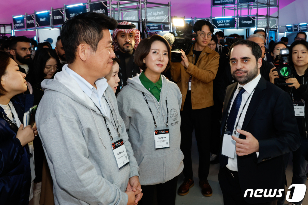 (서울=뉴스1) 안은나 기자 = 이영 중소벤처기업부 장관과 유의동 국민의힘 정책위의장이 8일 서울 동대문디자인플라자(DDP)에서 열린 컴업(COMEUP) 2023에서 아랍에미리트(UAE) 부스를 둘러보고 있다. 2023.11.8/뉴스1 Copyright © 뉴스1. All rights reserved. 무단 전재 및 재배포, AI학습 이용 금지.