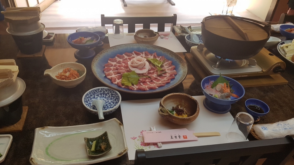 에히메현 이마바리 니부카와 온천마을 미카도호텔.