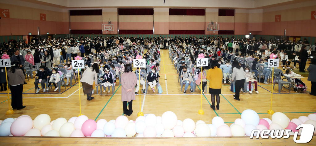 (제주=뉴스1) 오현지 기자 = 2일 오전 제주시 이도이동 이도초등학교 체육관에서 2023학년도 입학식이 열리고 있다. 2023.3.2/뉴스1 Copyright © 뉴스1. All rights reserved. 무단 전재 및 재배포 금지.
