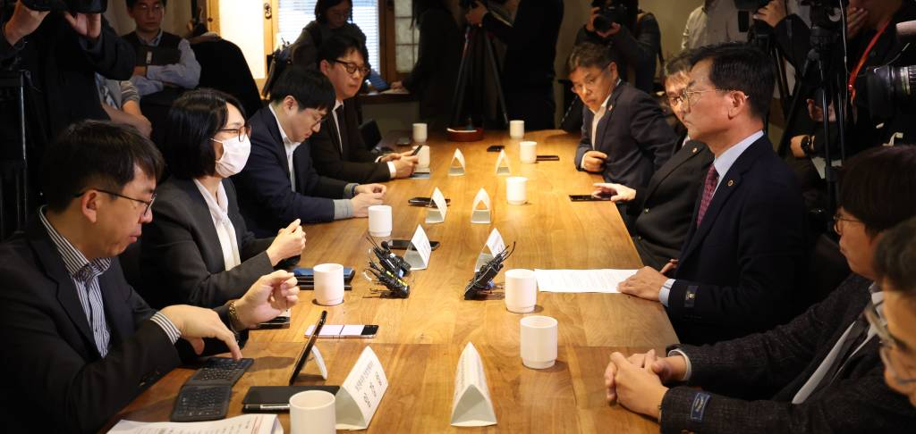 정경실 보건복지부 보건의료정책관과 양동호 광주광역시의사회 대의원회 의장이 지난 22일 서울 소재 식당에서 제18차 의료현안협의체 회의를 하고 있다. /사진= 뉴시스