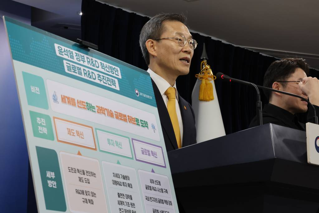 [서울=뉴시스] 김명원 기자 = 이종호 과학기술정보통신부 장관이 27일 서울 종로구 정부서울청사에서 '윤석열 정부 R&D 혁신방안', '글로벌 R&D 추진전략' 발표를 하고 있다. 2023.11.27.