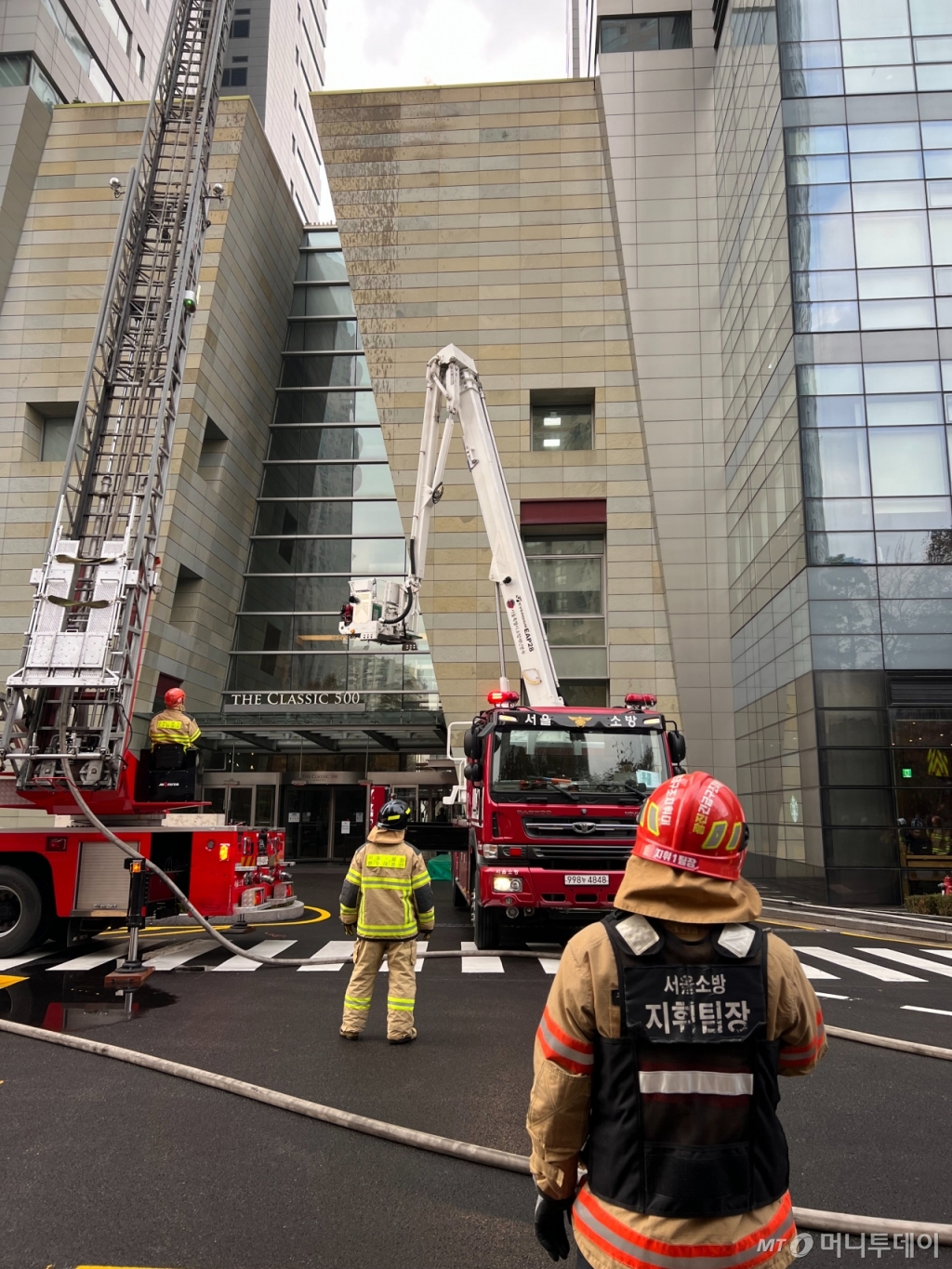 27일 오후 서울 광진구 더클래식 500에서 광진소방서가 화재 대응 훈련을 진행하고 있다, /사진=양윤우 기자 