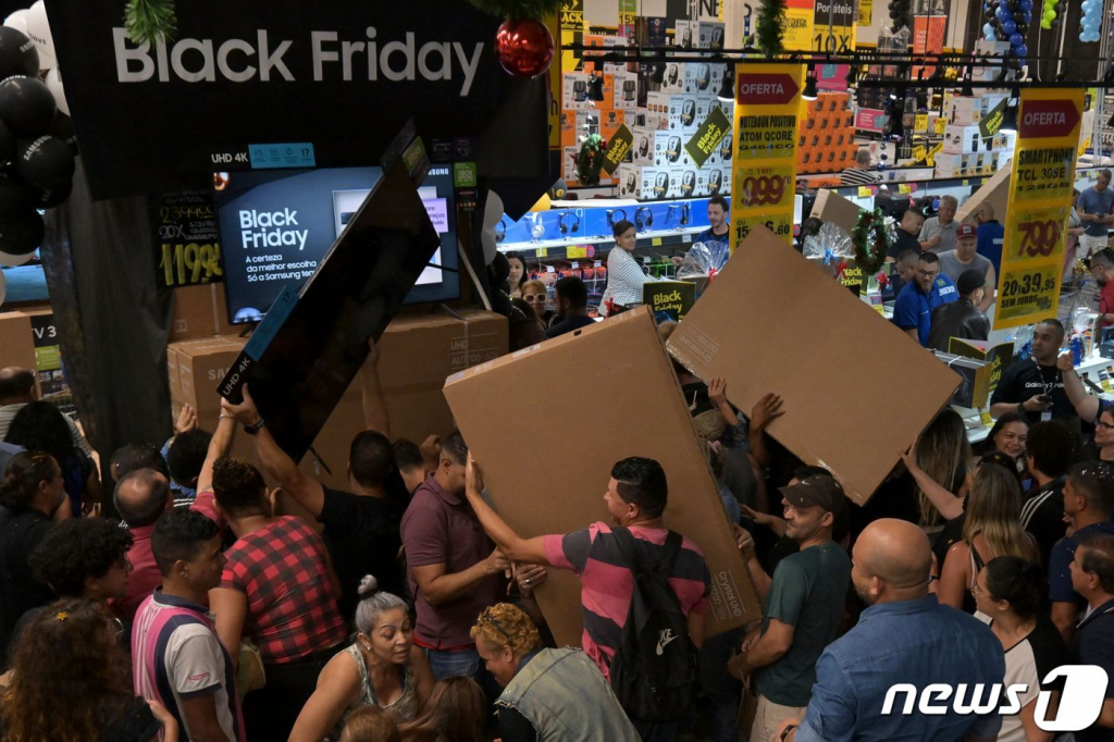(상파울로 AFP=뉴스1) 정지윤 기자 = 브라질 상파울로에서 23일(현지시간) 블랙프라이데이 세일을 맞아 사람들이 TV를 사기 위해 인산인해를 이루고있다. 2023.11.24 ⓒ AFP=뉴스1 Copyright © 뉴스1. All rights reserved. 무단 전재 및 재배포, AI학습 이용 금지.