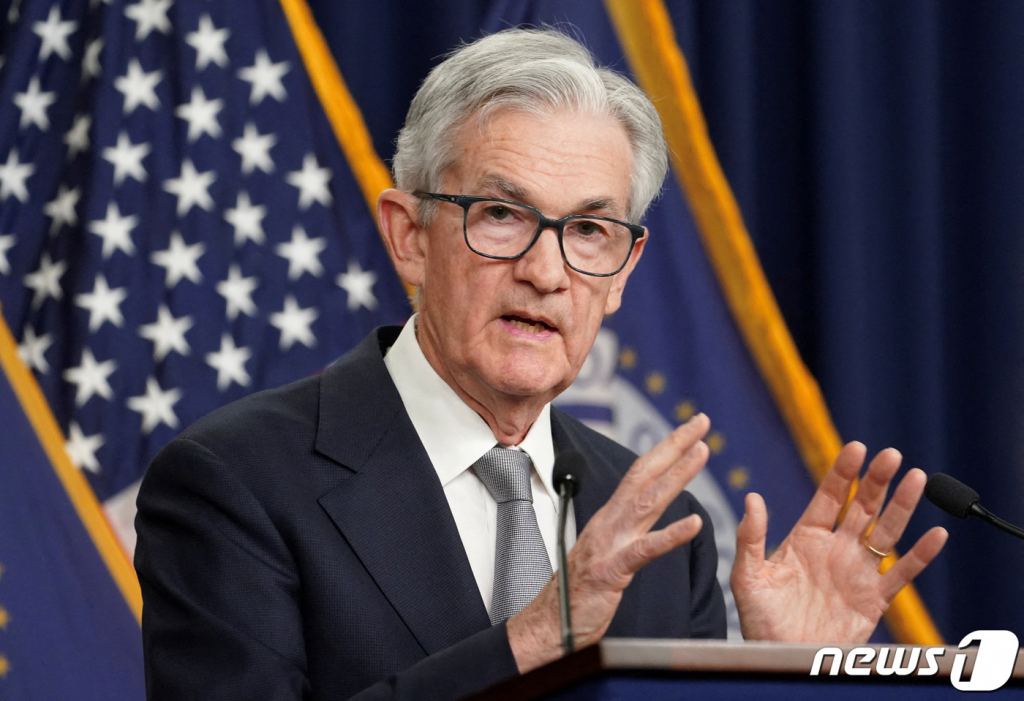 (워싱턴 로이터=뉴스1) 우동명 기자 = 제롬 파월 미국 연방준비제도(Fed·연준) 의장이 1일 (현지시간) 워싱턴 연준에서 기준 금리를 또 동결한 FOMC 정례 회의 직후 기자회견을 갖고 “당장은 금리 인하는 고려하지 않는다”고 밝히고 있다. 2023.11.2 ⓒ 로이터=뉴스1 Copyright © 뉴스1. All rights reserved. 무단 전재 및 재배포, AI학습 이용 금지.