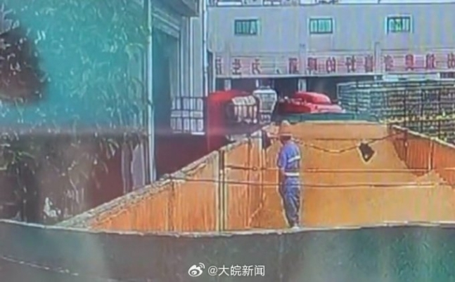 칭따오 3공장 작업장에서 한 근로자가 실외에 보관한 맥주 원료에 소변을 보는 모습. /사진제공=웨이보 캡처